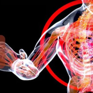 Ilustração de um corpo humano com áreas vermelhas discretas (inflamação) sendo "apagadas" por alimentos saudáveis (vegetais, peixes) e símbolos de exercícios e sono, representando a inflamação crônica silenciosa e seu combate.