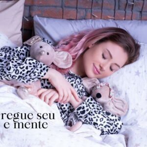 Pessoa dormindo tranquilamente em um quarto escuro e aconchegante, com símbolos de estrelas e paz, representando o sono de qualidade.