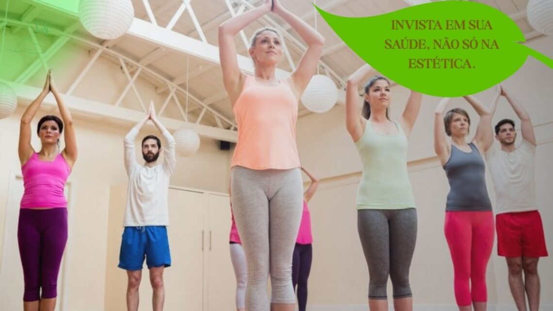 Pessoa de idade variada (jovem, adulto, idoso) praticando diferentes exercícios físicos leves e moderados em um ambiente natural (parque, praia), sorrindo, representando os benefícios do exercício físico para corpo, mente e longevidade.