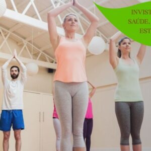 Pessoa de idade variada (jovem, adulto, idoso) praticando diferentes exercícios físicos leves e moderados em um ambiente natural (parque, praia), sorrindo, representando os benefícios do exercício físico para corpo, mente e longevidade.