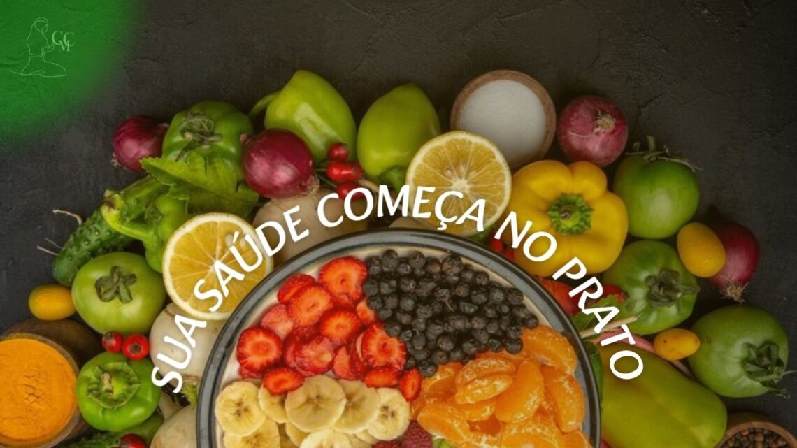 Tigela colorida com alimentos frescos anti-inflamatórios como frutas vermelhas, folhas verdes, salmão, nozes e abacate, em um fundo claro, representando uma dieta anti-inflamatória.