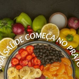Tigela colorida com alimentos frescos anti-inflamatórios como frutas vermelhas, folhas verdes, salmão, nozes e abacate, em um fundo claro, representando uma dieta anti-inflamatória.