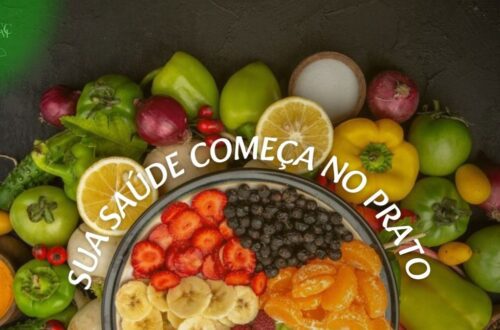 Tigela colorida com alimentos frescos anti-inflamatórios como frutas vermelhas, folhas verdes, salmão, nozes e abacate, em um fundo claro, representando uma dieta anti-inflamatória.