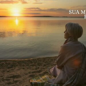 Pessoa meditando em posição de lótus, com folhas verdes ao redor e um brilho suave na cabeça, simbolizando mindfulness e redução do estresse.