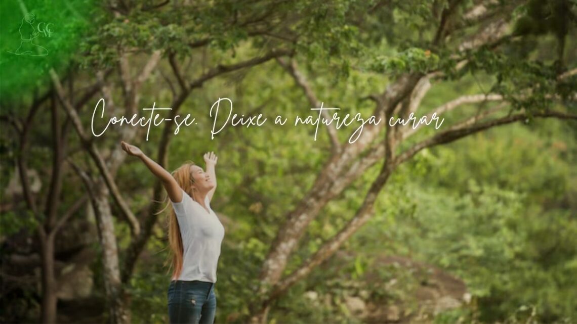 Pessoa praticando Shinrin-Yoku em floresta exuberante.