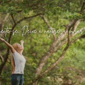 Pessoa praticando Shinrin-Yoku em floresta exuberante.