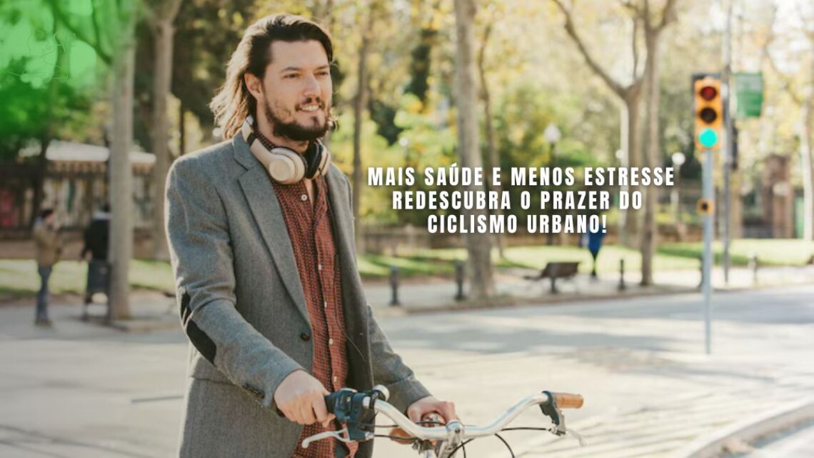 Pessoa andando de bicicleta em uma ciclovia urbana, sorrindo e com fones de ouvido.