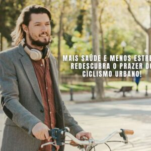 Pessoa andando de bicicleta em uma ciclovia urbana, sorrindo e com fones de ouvido.