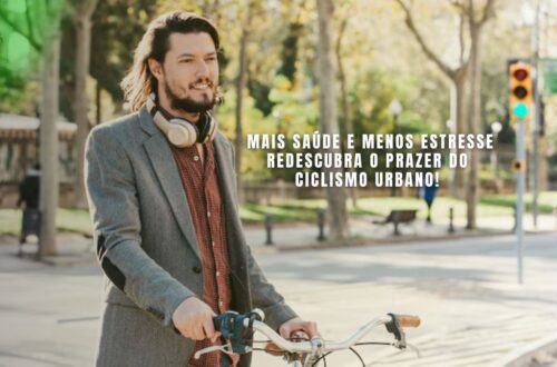 Pessoa andando de bicicleta em uma ciclovia urbana, sorrindo e com fones de ouvido.