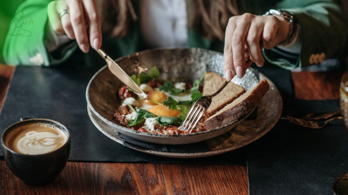 comendo salada em uma tigela, simbolizando alimentação saudável após excessos do final de semana.