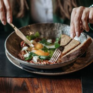 comendo salada em uma tigela, simbolizando alimentação saudável após excessos do final de semana.