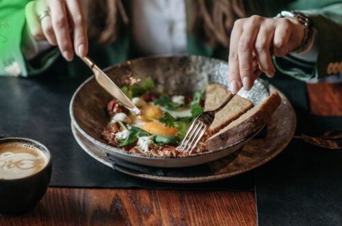comendo salada em uma tigela, simbolizando alimentação saudável após excessos do final de semana.