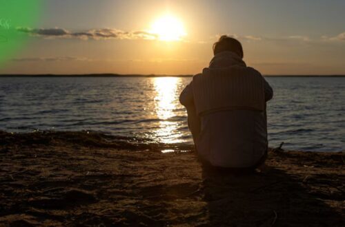 Pessoa sentada pensativa, com cores suaves ao redor, simbolizando a busca por alívio da ansiedade e depressão.