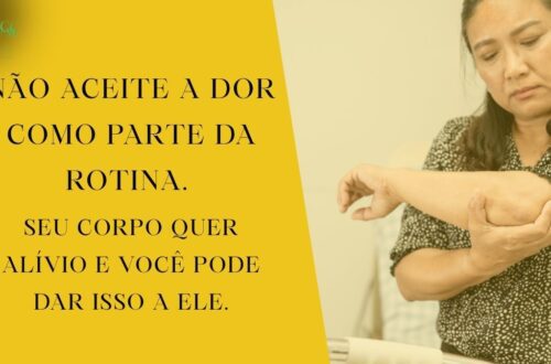 Pessoa massageando o joelho com expressão de dor, representando dores nas articulações