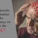 Pessoa segurando a cabeça com expressão de dor, indicando sintomas de AVC