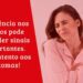 Pessoa segurando o braço com expressão de desconforto