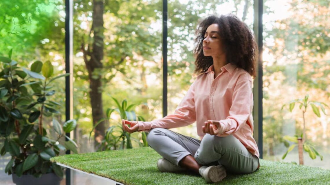Pessoa meditando em um ambiente tranquilo com luz natural, simbolizando estratégias de autocuidado e bem-estar mental e a prática de meditação e mindfulness.