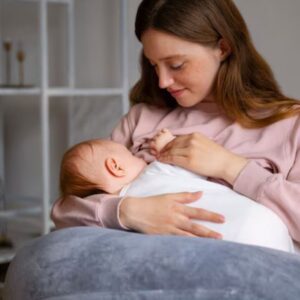 Mãe e bebê em momento de carinho, simbolizando o apoio à saúde mental materna no pós-parto.