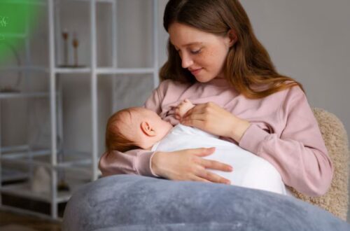 Mãe e bebê em momento de carinho, simbolizando o apoio à saúde mental materna no pós-parto.
