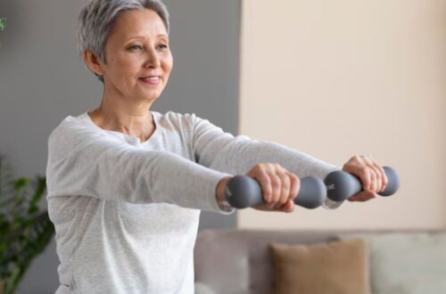 Mulher idosa levantando peso leve em uma academia, simbolizando o treino de força adaptado.