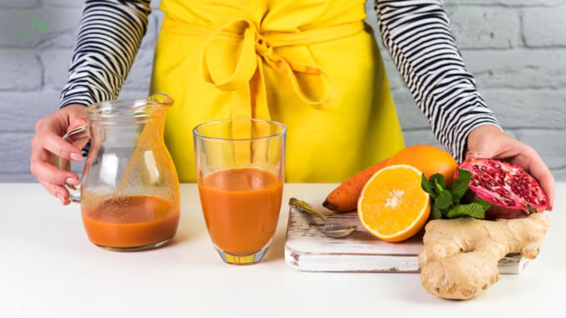 Copo de vitamina colorida com frutas frescas ao redor, em um ambiente saudável.