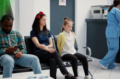 Posto de saúde vazio com falta de equipamentos e médicos