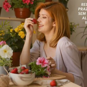 Pessoa comendo uma tigela de frutas com um sorriso, em um ambiente tranquilo e natural.