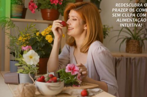 Pessoa comendo uma tigela de frutas com um sorriso, em um ambiente tranquilo e natural.