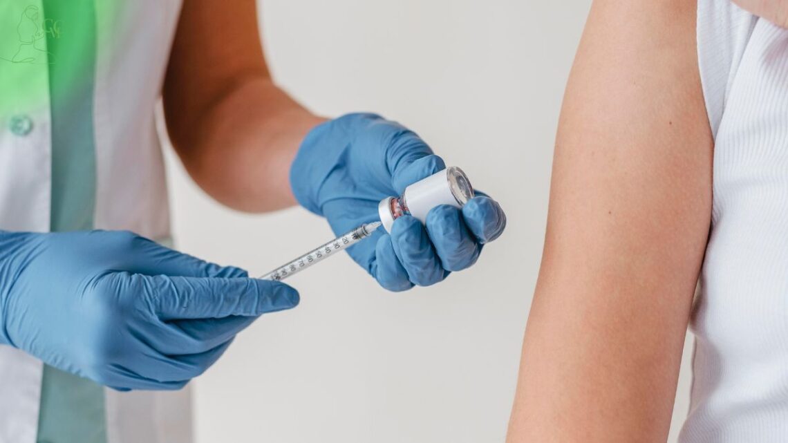 criança sendo vacinada com BCG para prevenir tuberculose grave