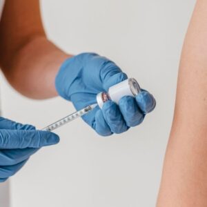 criança sendo vacinada com BCG para prevenir tuberculose grave