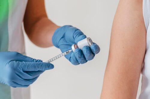 criança sendo vacinada com BCG para prevenir tuberculose grave