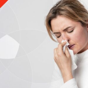 Pessoa segurando o nariz para estancar um sangramento nasal, mostrando primeiros socorros simples