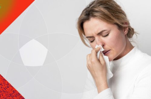 Pessoa segurando o nariz para estancar um sangramento nasal, mostrando primeiros socorros simples