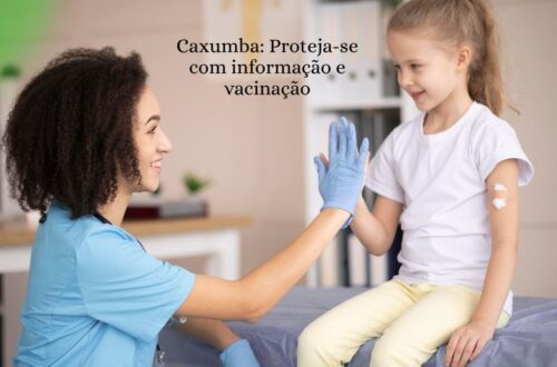 Criança com inchaço na região do pescoço, indicando caxumba.