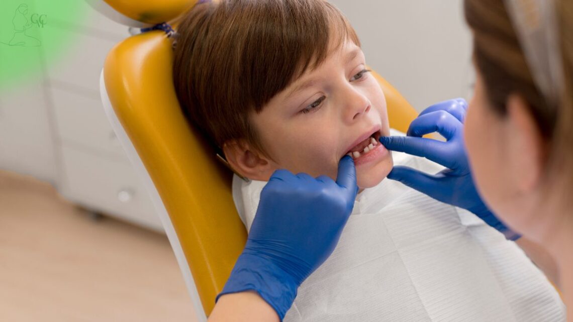 Criança sorrindo mostrando os primeiros dentes de leite