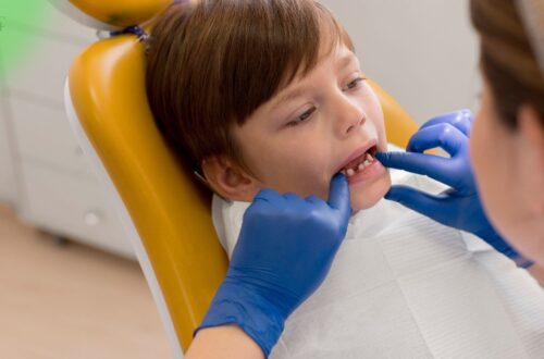 Criança sorrindo mostrando os primeiros dentes de leite