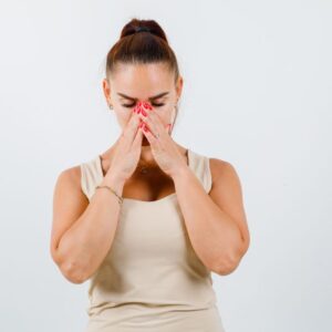 Pessoal usando remédios caseiros para aliviar o nariz entupido