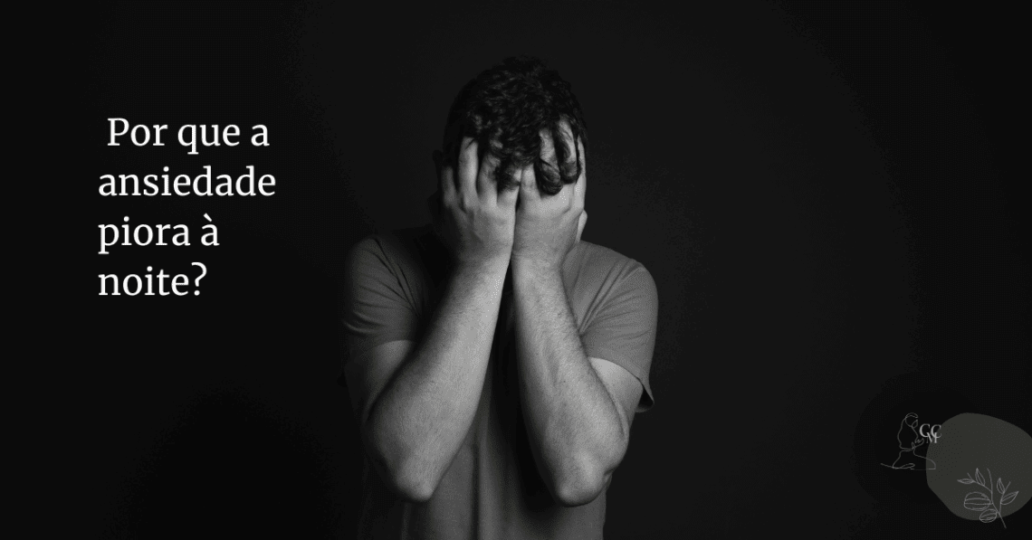 alternativo da imagem: pessoa deitada com expressão de ansiedade à noite