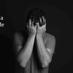 alternativo da imagem: pessoa deitada com expressão de ansiedade à noite