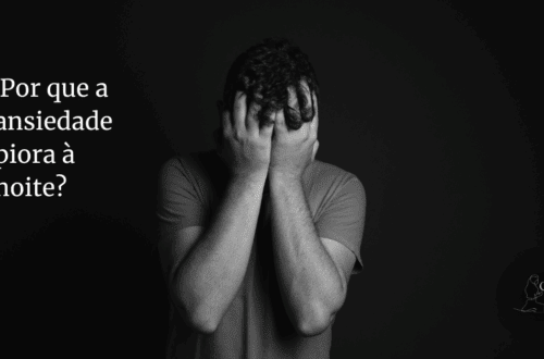 alternativo da imagem: pessoa deitada com expressão de ansiedade à noite